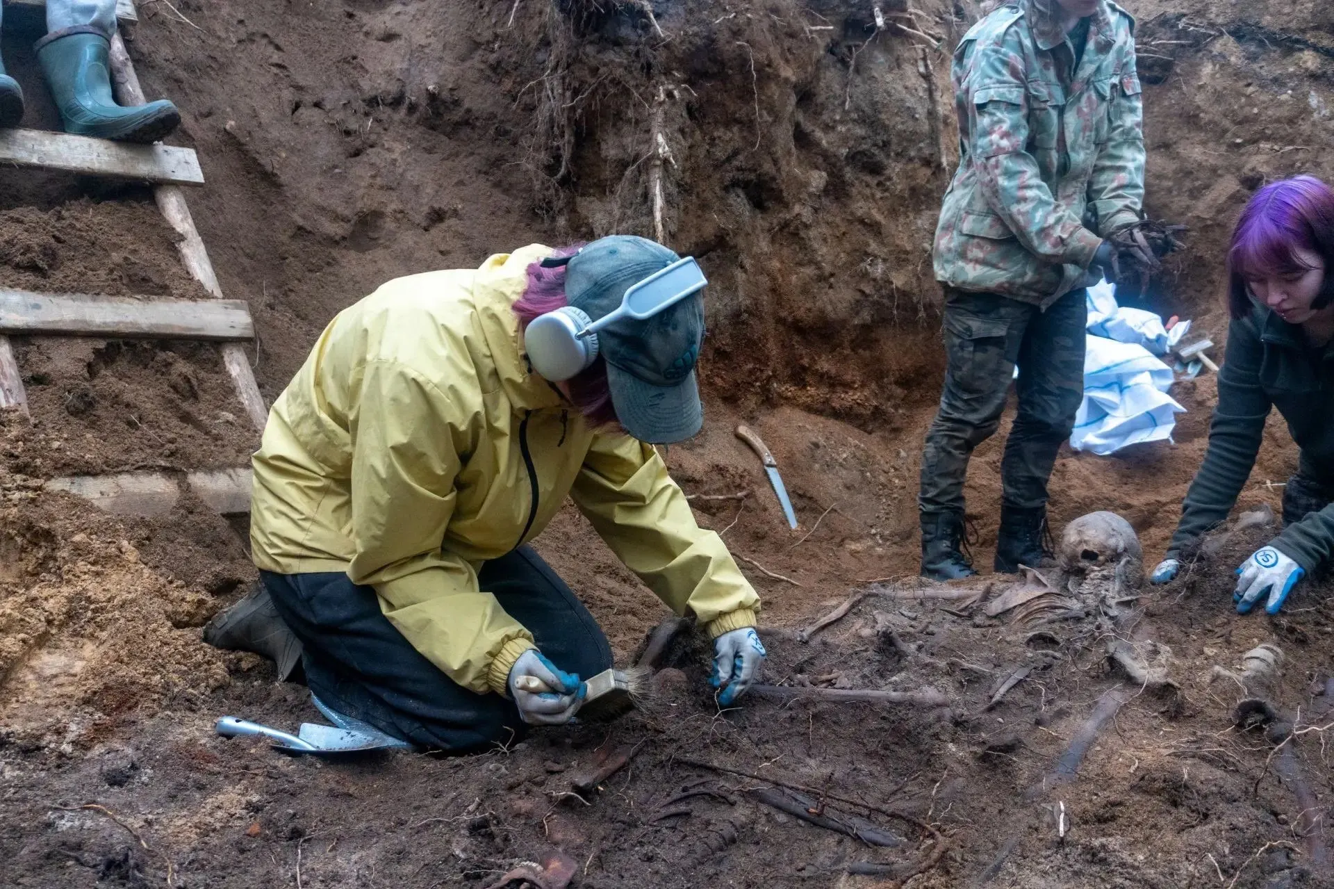 Поисковики подняли останки красноармейцев, погибших во времена блокады Ленинграда. Личности двух бойцов установлены по медальонам, ещё двое — по данным экспертизы. Всего в Ёксоловском районе в этом году обнаружено 302 бойца и командиров Красной Армии. Осенью ожидается торжественная церемония захоронения.