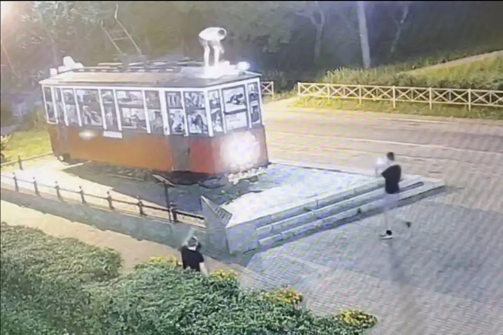 Городской суд признал виновными трёх мужчин по делу о повреждении памятника «Блокадный трамвай» на проспекте Стачек и назначил им год принудительных работ с частичным удержанием зарплаты.