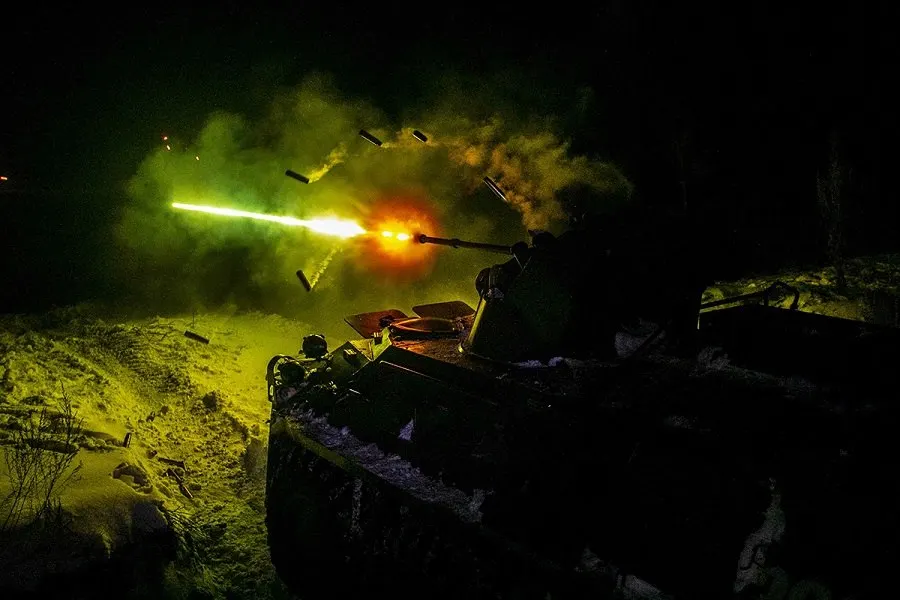Военнослужащие Балтийского флота на полигоне Хмелёвка отрабатывали реакцию на атаки БПЛА над военной инфраструктурой в темноте.