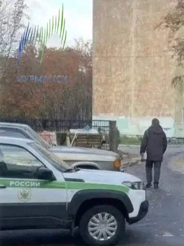 В Северо‑Западном федеральном округе приставы задерживают должников по алиментам возле одного из участков на Книповича. Обсуждают усиление контроля на участках.