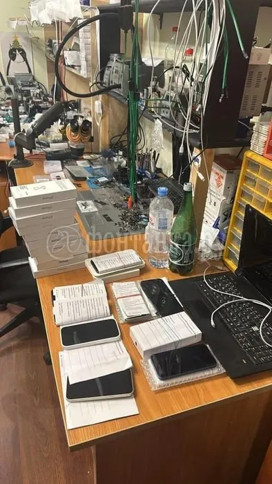 В ходе обыска обнаружена тайная комната под адвокатским кабинетом; изъято более 350 телефонов и документов. Возбуждено уголовное дело по мошенничеству.
