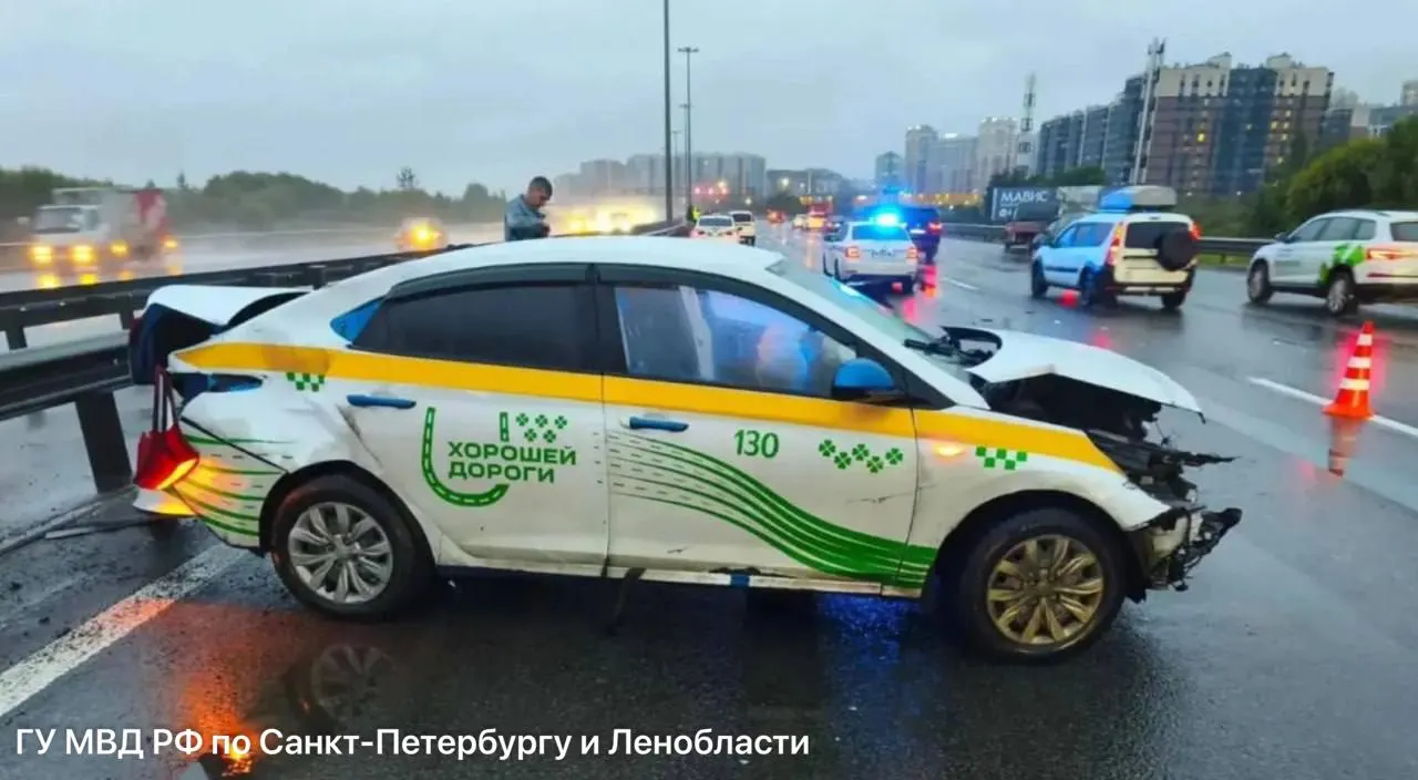 47-летний водитель такси не справился с управлением и врезался в ограждение на 49-м километре КАД; пассажир, выйдя из салона, попал под удар попутной Газели; пострадавший госпитализирован и находится в коме; движение затруднено.
