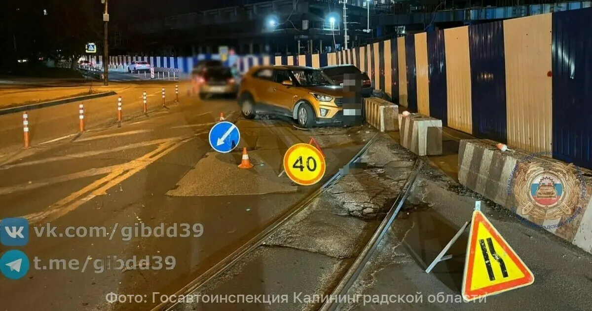 Смертельная авария произошла на ул. Генерала Буткова у двухъярусного моста: водитель Hyundai выехал на встречку и погиб; на месте работают полицейские и устанавливаются обстоятельства.