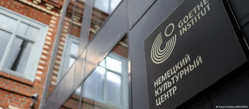 В России закрыли филиалы немецкого культурного центра. Программа языковых ассистентов завершилась, а участники и эксперты обсуждают влияние на культурный обмен и связи между народами.