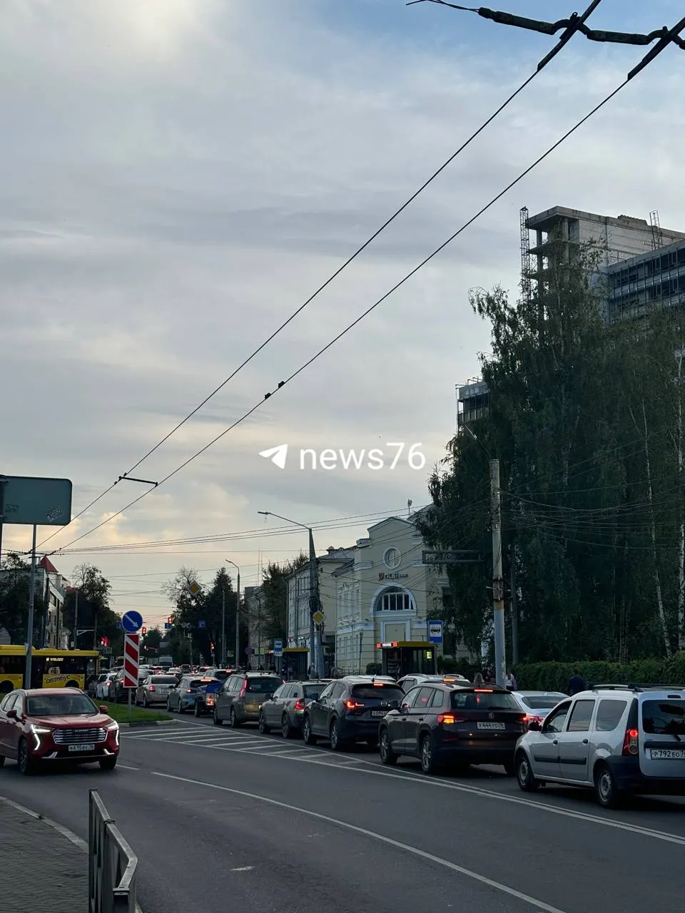 На Октябрьской площади образовалась серьёзная пробка; на карте отмечены два ДТП в центре города.