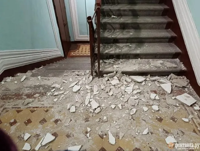 Жители дома №166 на Лиговском проспекте рассказали, что обвал штукатурки произошёл недавно; обращения в управляющую компанию были сделаны ещё 24 сентября, но к вечеру последствия не устранили, а обломки жильцы убирали сами. Проблемы с домом продолжаются: крыша протекает около 15 лет, после дождя в квартире на четвёртом этаже появляются лужи; жильцы требуют ремонта.