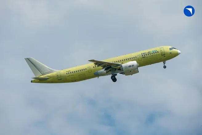 Первые восемь МС-21 будут получены в 2027 году, ещё десять — в 2028 году; подготовка пилотов и обслуживающего персонала стартует в следующем году; самолёты будут использоваться на коротких направлениях.