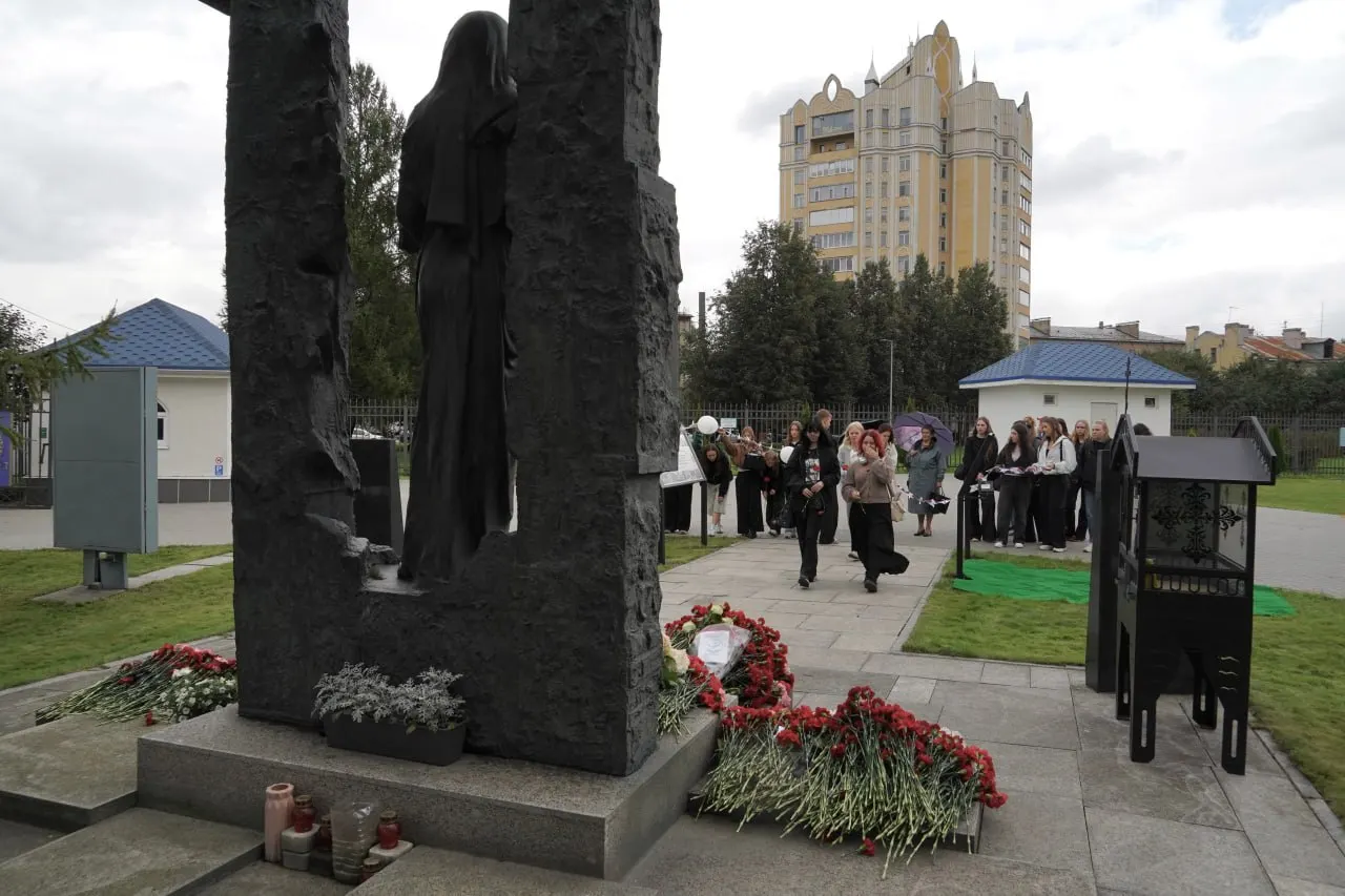 У памятника «Дети Беслана» возложили цветы и бумажные журавлики; участие приняли школьники, курсанты и госслужащие.