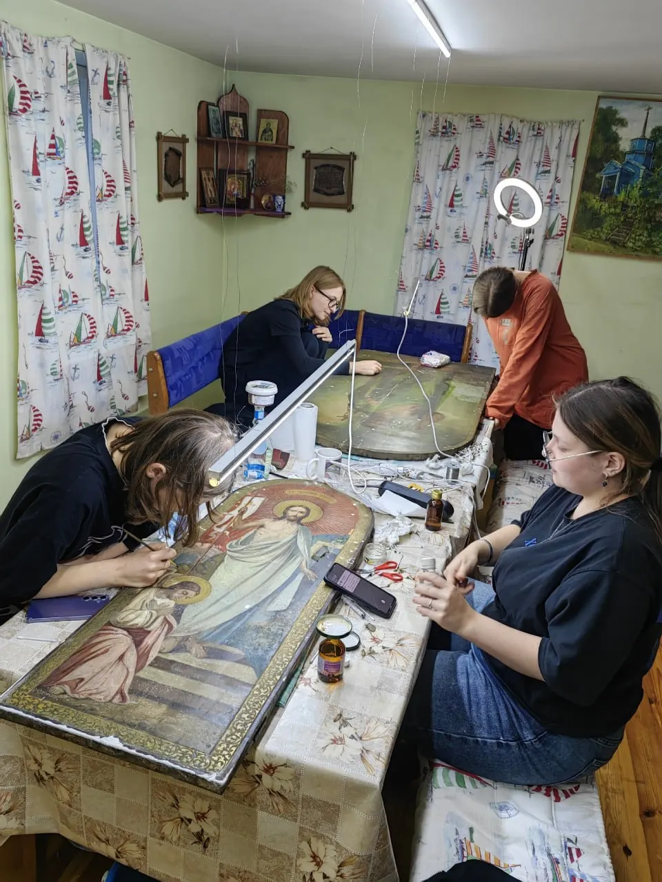Пять старинных икон — Иоанн Предтеча, Архангел Гавриил, Спас Нерукотворный, Воскресение Христово и Пятидесятница — восстановлены под руководством мастеров-реставраторов.