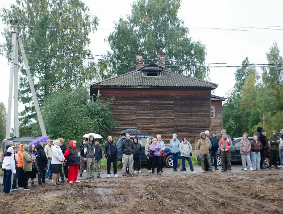 Около 40 жителей Окуловки вышли на митинг с требованием отставки главы округа Дмитрия Михайлова и его команды. Участники жалуются на дороги, аварийные дома и проблемы водоснабжения; акция организована местным отделением КПРФ.