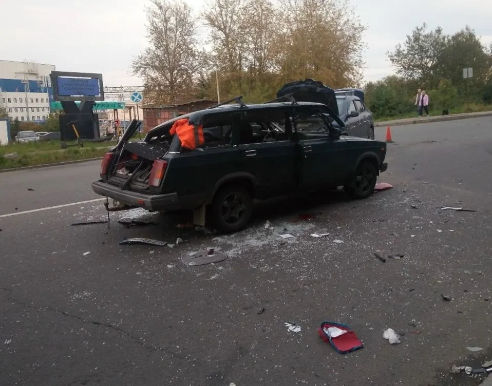 На улице Ригачина в Петрозаводске произошло серьёзное ДТП с участием трицикла; Renault не уступил дорогу, в результате чего трицикл столкнулся с автомобилями «Жигули»; на месте работали спасатели.