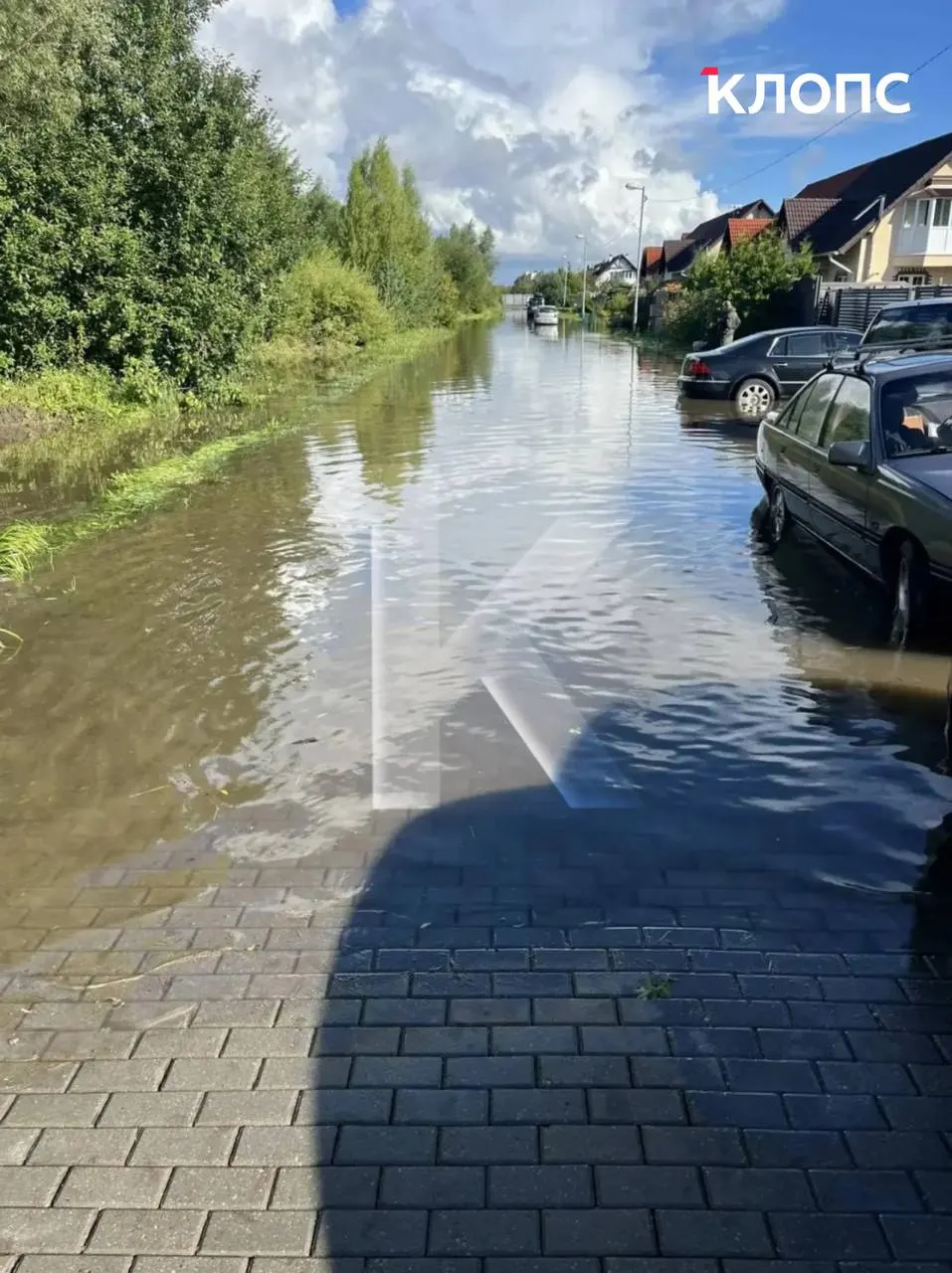 После продолжительных ливней в Малом Лесном вода достигла колен, улицы подтоплены. Жители требуют разъяснений по водоотводам и срокам работ по расчистке.