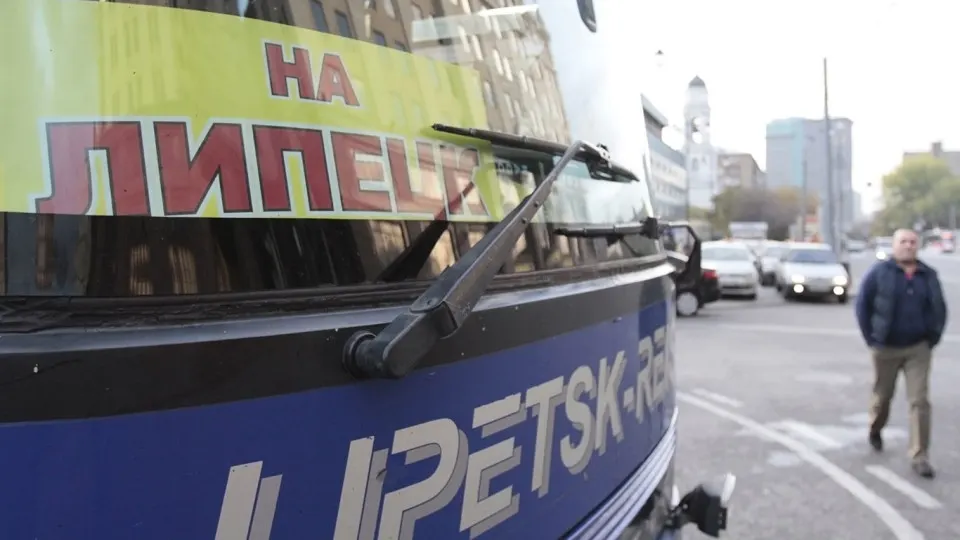 За лето 2026 года спрос на междугородние автобусы вырос на 24,4% по сравнению с прошлым годом на фоне закрытий аэропортов из‑за атак беспилотников и дефицита топлива.
