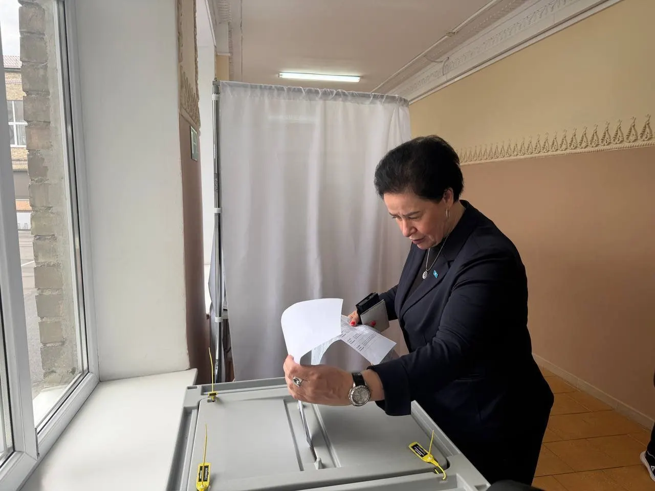 Елена Дятлова пришла на участок одной из первых, проверила организацию голосования и призвала жителей прийти на выборы.