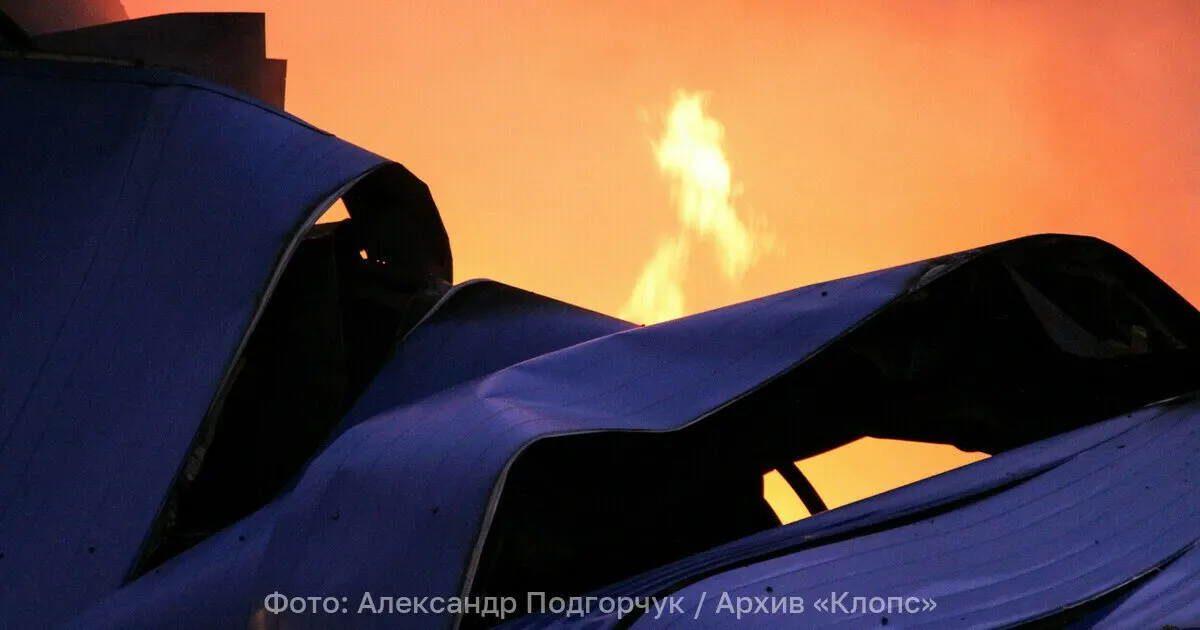 Ночью в Калининграде загорелись автосервис и строительная бытовка; пострадавших нет, причины устанавливаются.