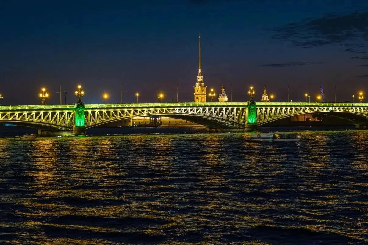 8 сентября Санкт-Петербург отметит память жертв блокады Ленинграда подсветкой мостов и световыми проекциями на зданиях города до 10 сентября.