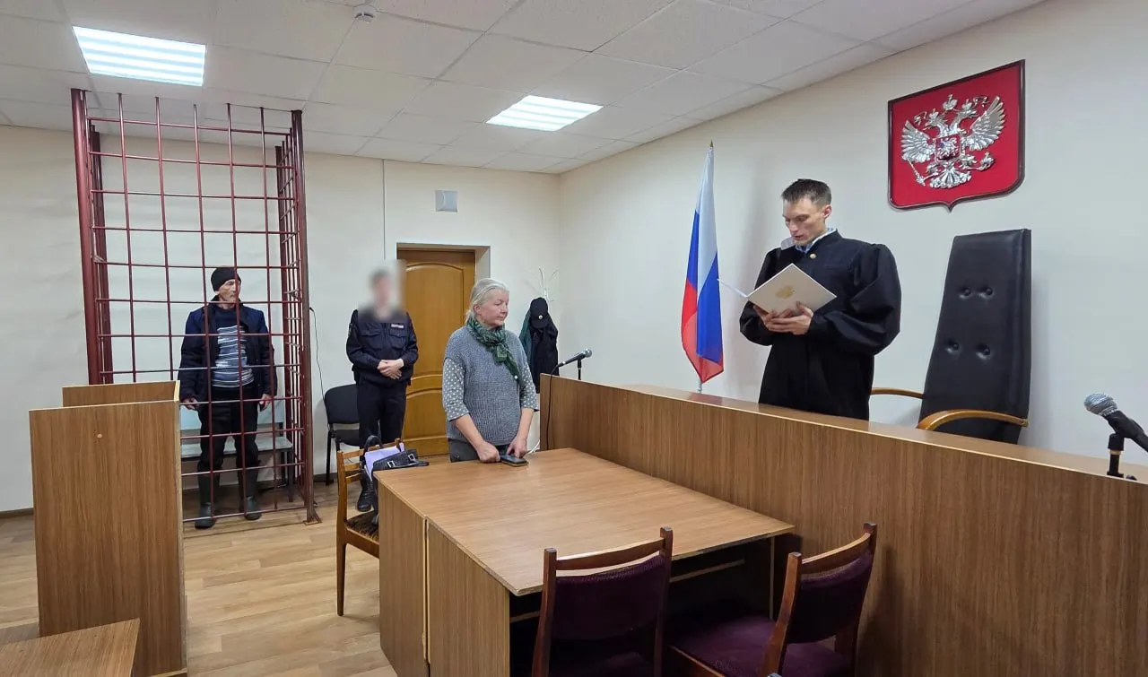 Печорский городской суд 21 сентября поместил под домашний арест жителя деревни Медвежской Эдуарда Логинова, обвиняемого в покушении на поджог крыльца дома культуры, где расположен избирательный участок.