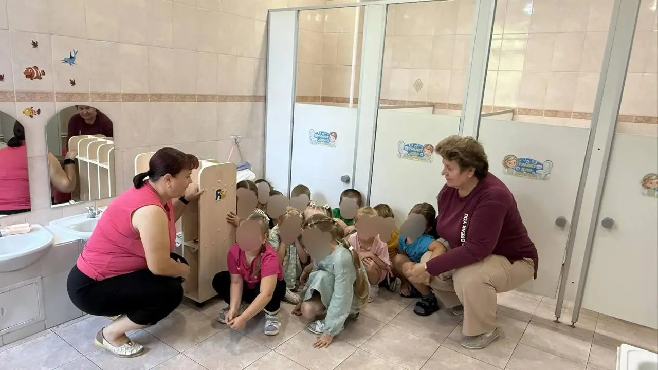 В дошкольных учреждениях города отработали сценарии действий при угрозах, включая ситуацию с беспилотниками.