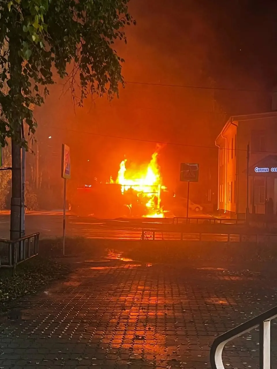 Возгорание произошло рядом с гостиницей; внутри фургона было много горючего. Пожар ликвидирован; пострадавших нет.