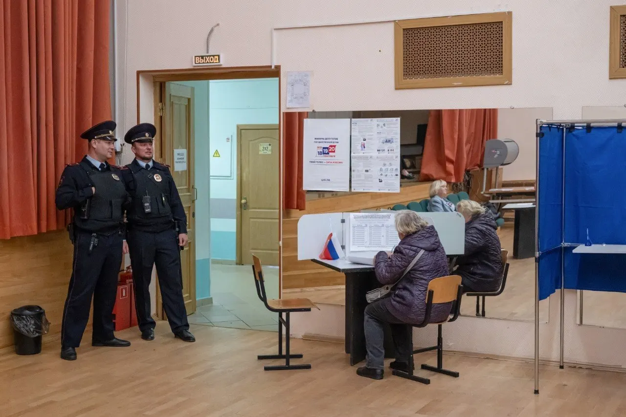 День голосования в городе завершился с задержаниями наблюдателей, жалобами и очередями на участках; подведение итогов и дальнейшее разбирательство продолжаются.