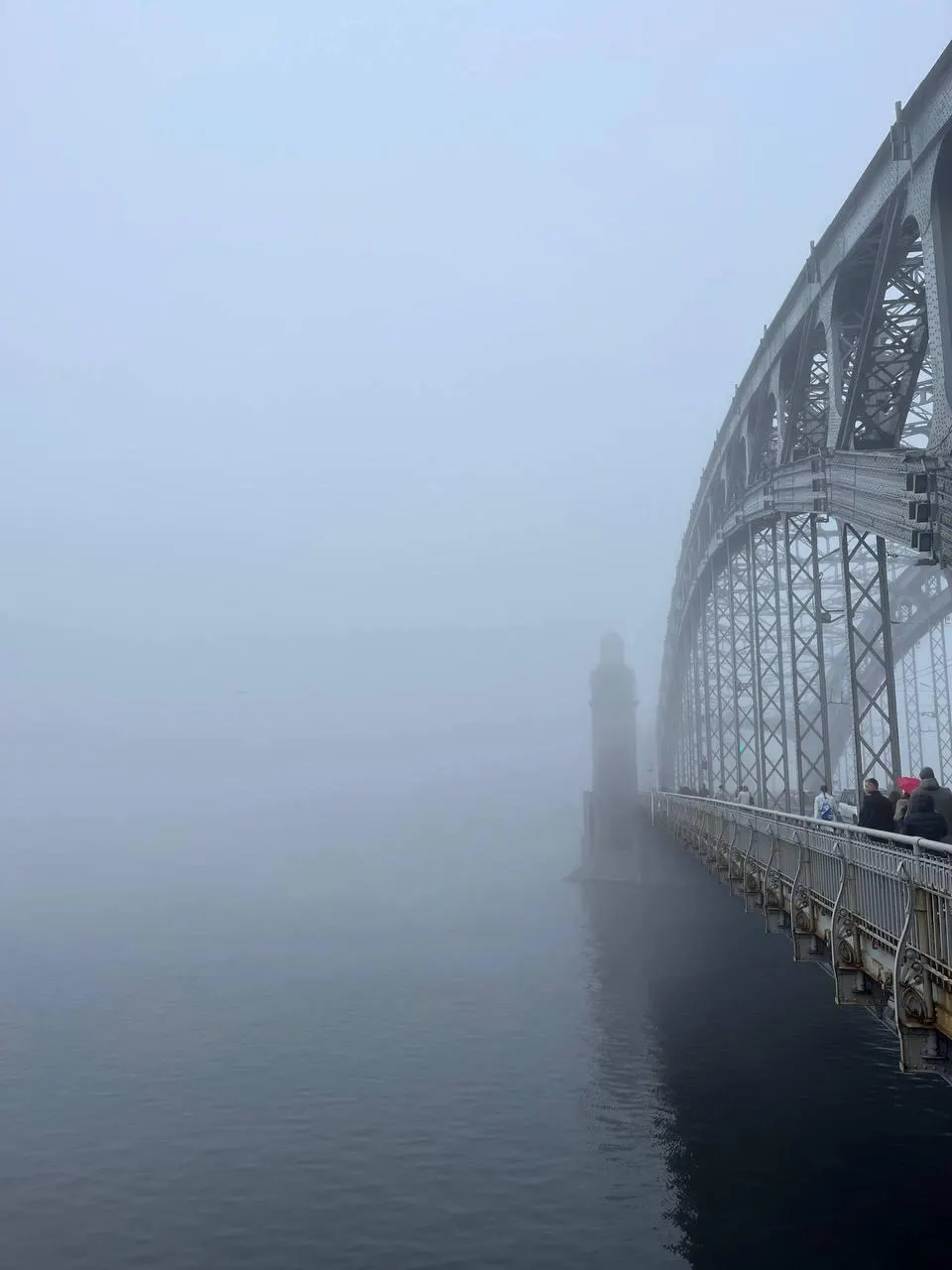 Утро в Санкт-Петербурге оказалось туманным: город скрывается за белой дымкой, снижая видимость на дорогах, но сохраняет атмосферу северной столицы.