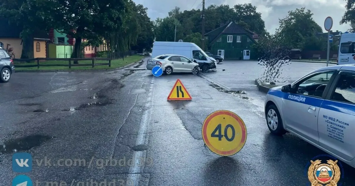 Дорожная авария произошла 5 сентября около дома №13 по ул. Советской. Водитель Ford не предоставил преимущество, столкновение произошло с Volkswagen; травмы получили два пассажира.