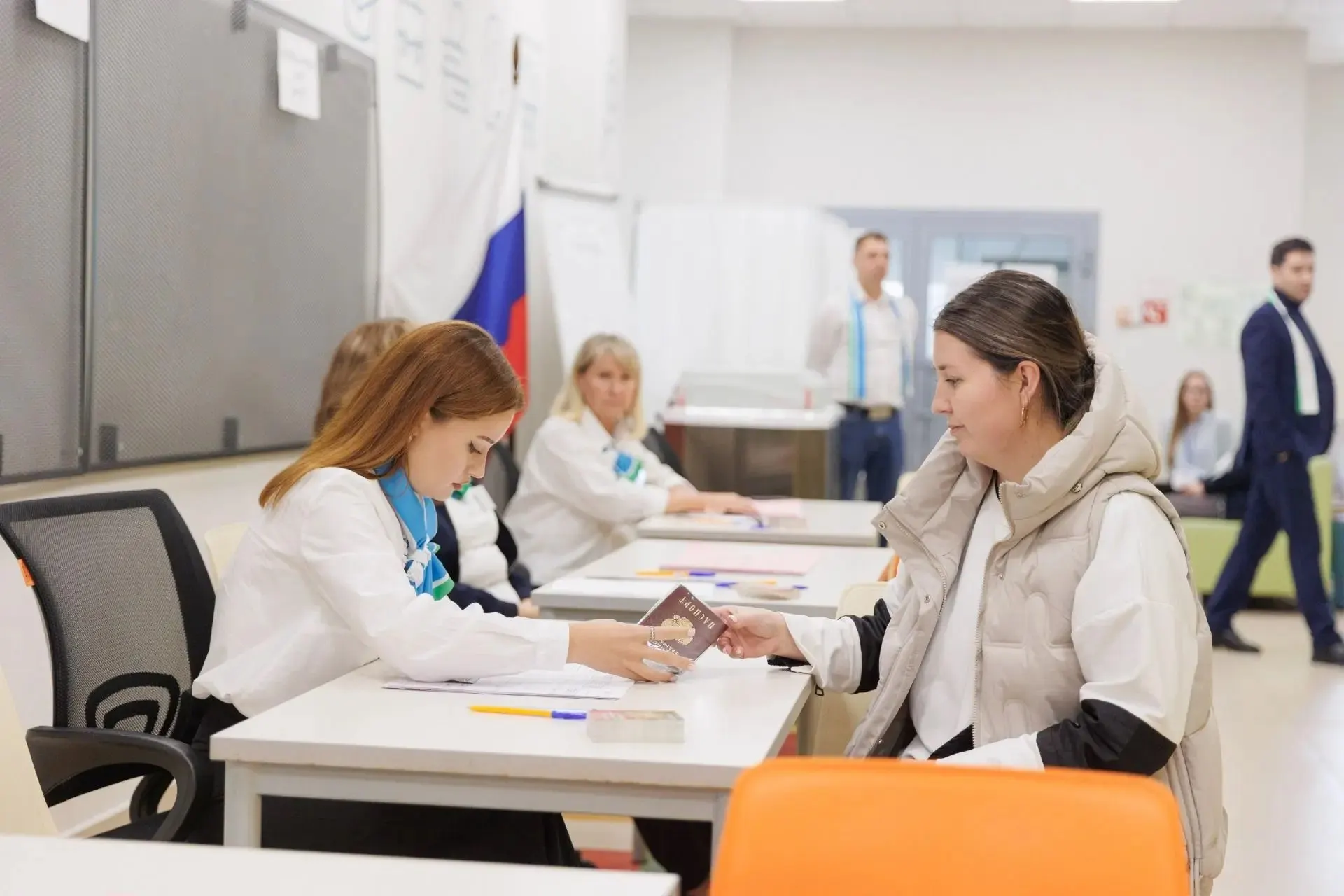 Причины порчи бюллетеней разные: двойные отметки, пустые бюллетени и попытки вынести бюллетени; зафиксировано почти 3 тысячи нарушений.