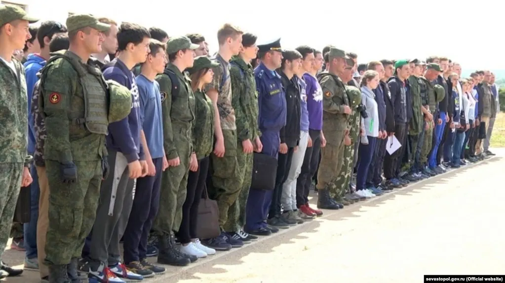 Оценки по предмету Основы безопасности и защиты родины всё чаще используются как основания для отказа призывникам заменить военную службу на альтернативную гражданскую службу, что приводит к росту связанных дел по стране.