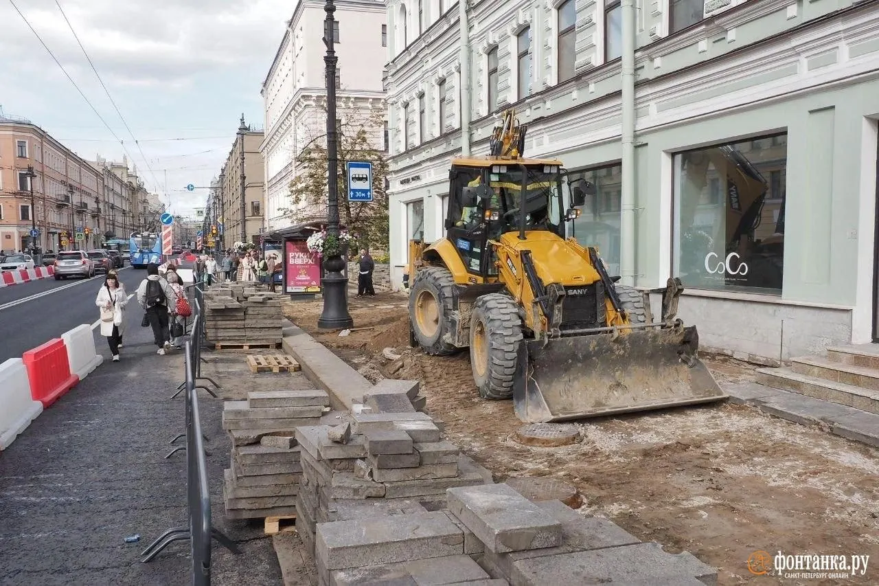 Стартовал ремонт тротуаров у центра города: работы будут проходить участками, движение частично ограничено в центре Санкт-Петербурга.