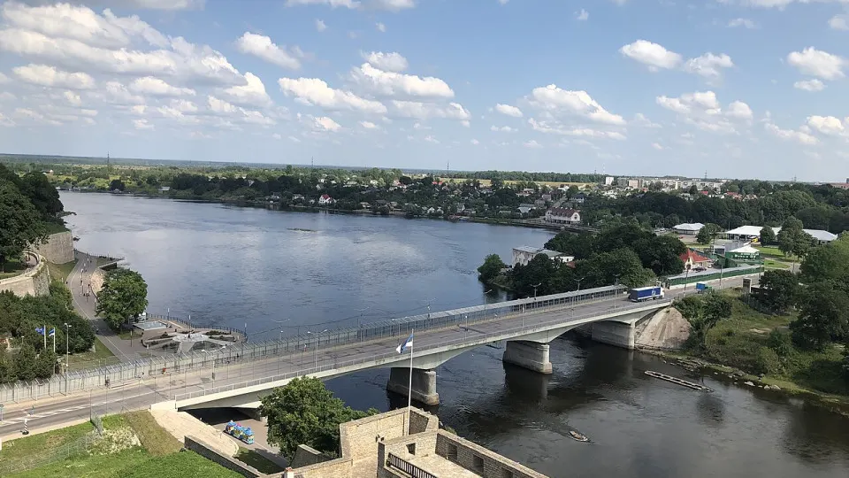 ФСБ ввела комендантский час в приграничных районах Ленинградской области у границы с Эстонией. Меры действуют до 26 сентября и направлены на предотвращение нарушений границы и защиту водных биологических ресурсов Чудского озера.