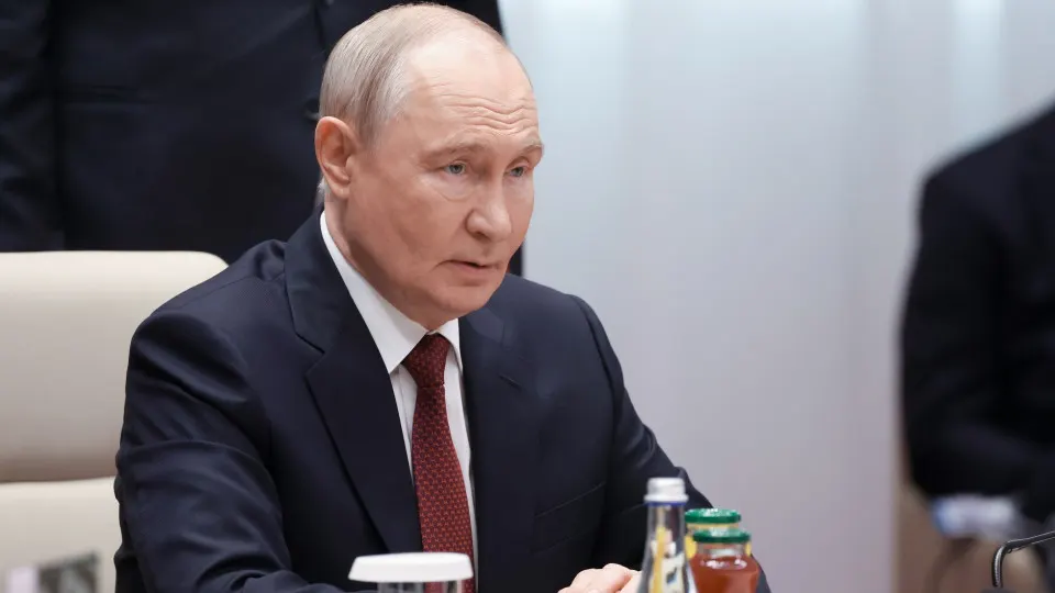 Президент опроверг слухи о мобилизационных мерах и заверил, что нефтепереработка восстановлена почти на 90% после атак; на фоне предупреждений Зеленского о возможных беспилотных атаках растет риск для инфраструктуры.