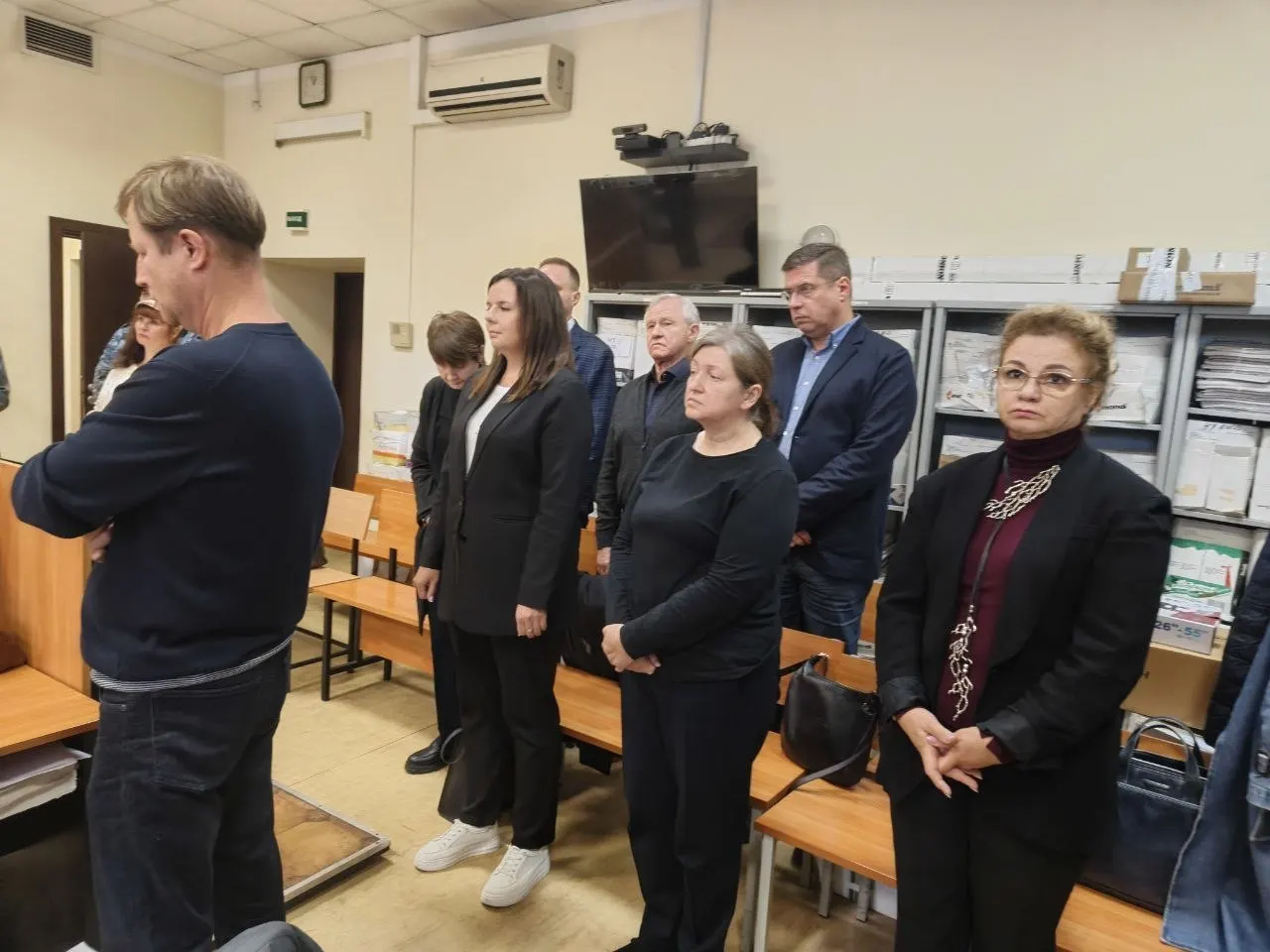 Калининский суд вынес условное наказание по делу о фиктивном трудоустройстве сотрудников в школе №619; обвинение требовало до пяти лет колонии и крупные штрафы.
