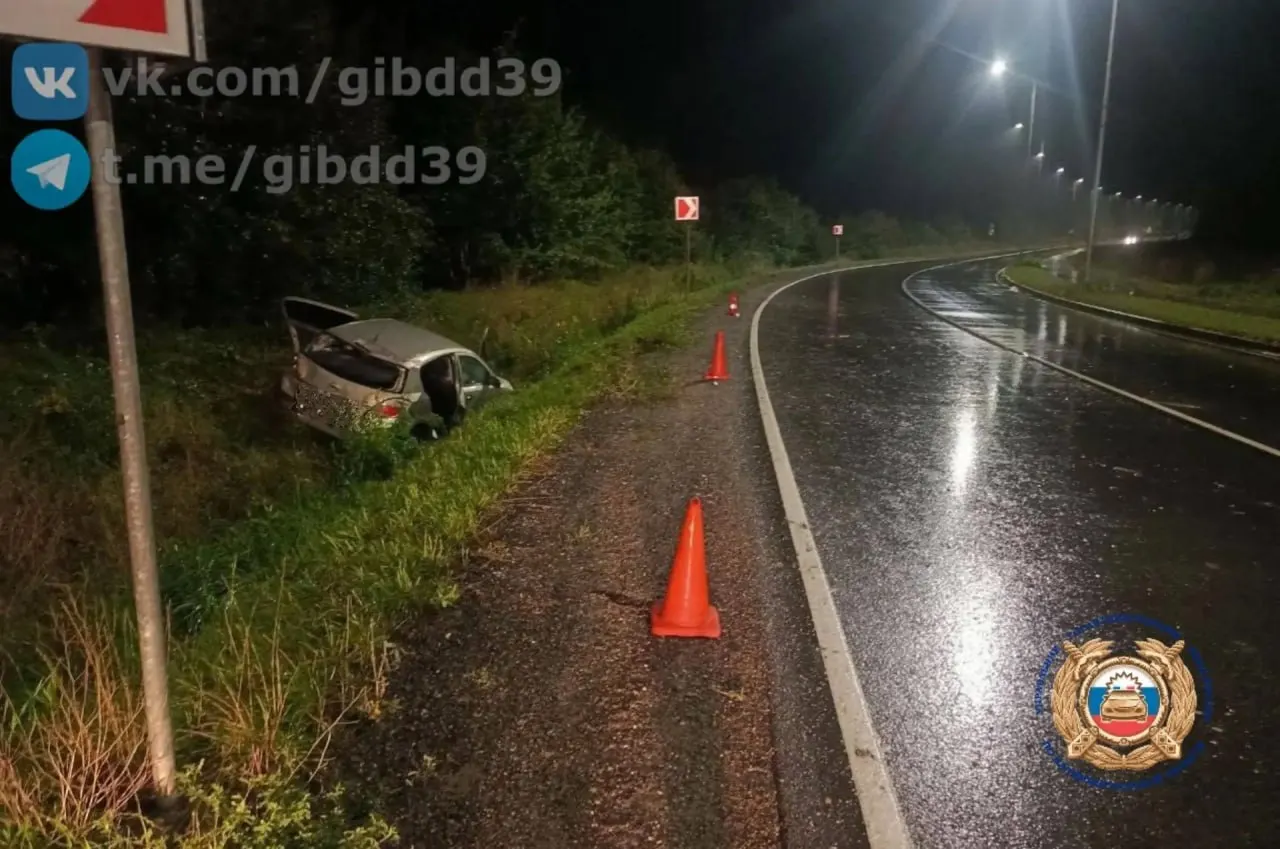 Серьезная авария на трассе Калининград — Мамоново: Opel не вписался в поворот, водитель получил травмы и был госпитализирован; на месте работают инспекторы.