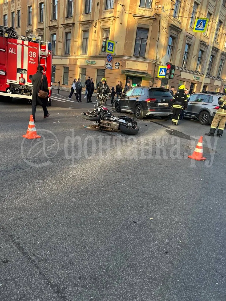 На месте аварии образовалась пробка, обстоятельства и пострадавшие уточняются.
