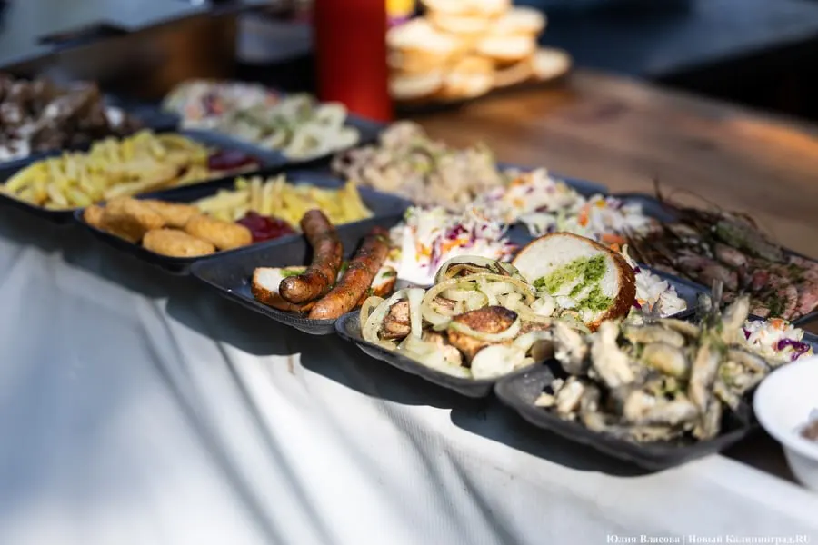 Победителем Russian Street Food Awards стал фиш-дог с сельдью от калининградского проекта «Друзья. Душевная кухня» — блюдо, представленное на фестивале Kaliningrad Street Food.