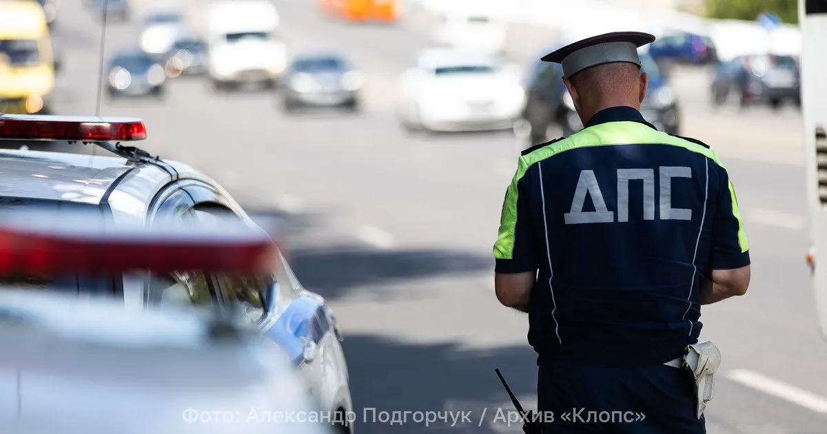 Урок вождения для сына попал на видеозапись, что привлекло внимание Госавтоинспекции.