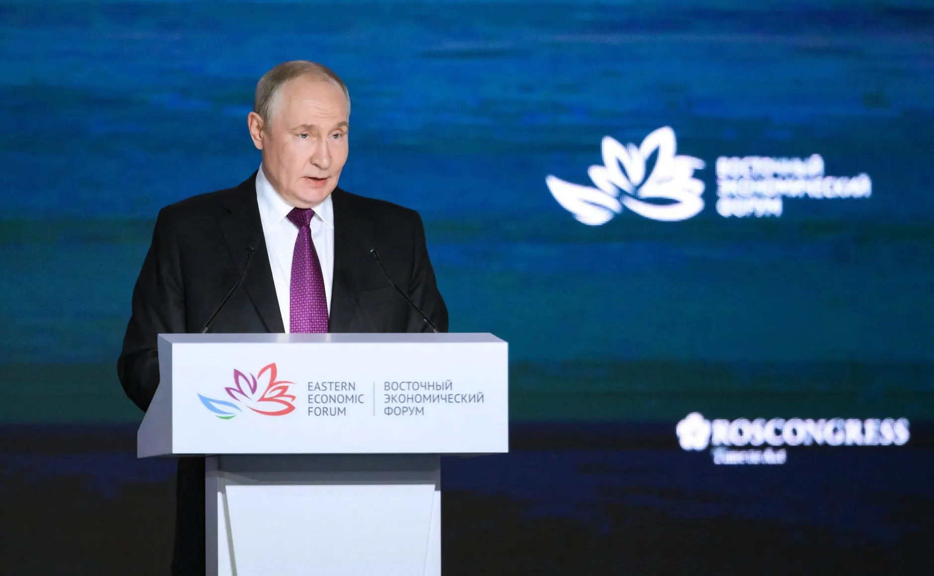 Президент подчеркнул, что демография остаётся одной из ключевых тем, и необходимо учитывать широкий набор факторов, влияющих на рождаемость; военная спецоперация не является основным фактором.