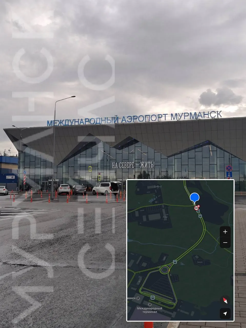 На подъезде к мурманскому аэропорту запущен комплекс фиксации нарушений «Кордон-КРОСС». Камера фиксирует остановки и стоянки в запрещённых местах и передаёт данные в региональный центр автоматической фиксации нарушений.