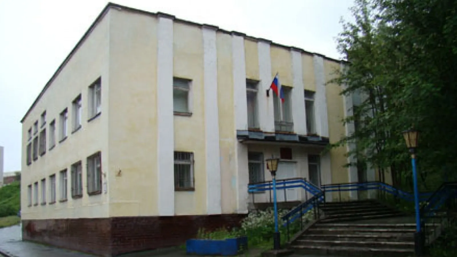Событие связано с падением несовершеннолетнего через разрушенный настил лестницы возле автобусной остановки; прокуратура заявляет о нарушении содержания объекта подрядчиком; дело направлено в суд; руководителю грозит штраф и лишение свободы до двух лет.