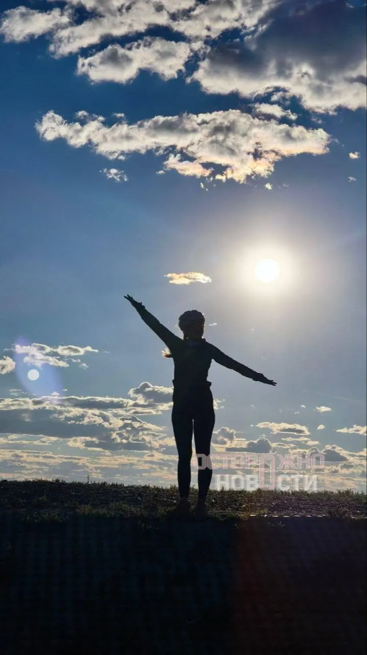 33‑летняя путешественница из Санкт‑Петербурга за три месяца преодолела около 8000 км на велосипеде от города до границы Китая. По пути она пережила падение и временную потерю памяти, после чего продолжила маршрут и планирует добраться до Шанхая.