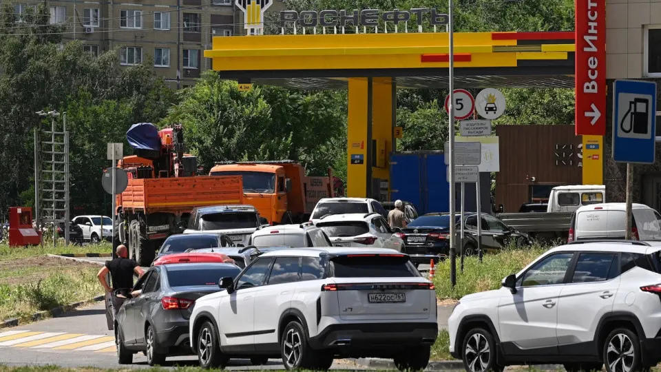 Региональные города вокруг столицы переживают рост очередей на АЗС и ощущают нехватку бензина на фоне остановок крупных НПЗ, снабжающих регион.