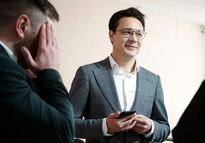 Ленинградский областной суд отказался снимать зарегистрированного кандидата после рассмотрения материалов о распространении листовок с его фото и именем; суд счёл действия законными.