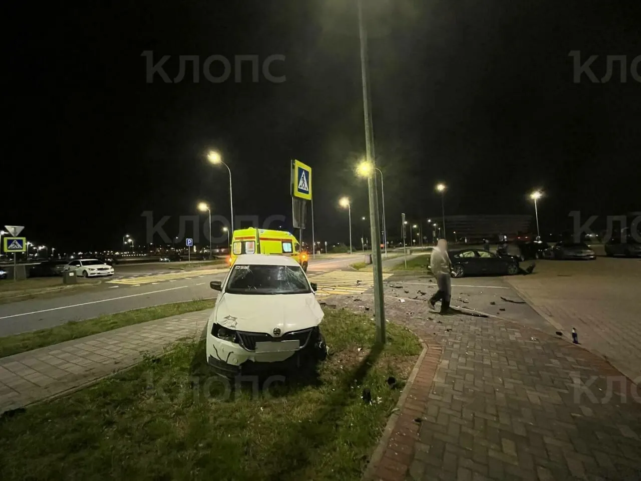 ДТП в Калининграде: владелец белой Škoda столкнулся с дрифтером без водительского удостоверения; ущерб оценивается примерно в 1,6 млн рублей; стороны пытаются договориться вне суда.
