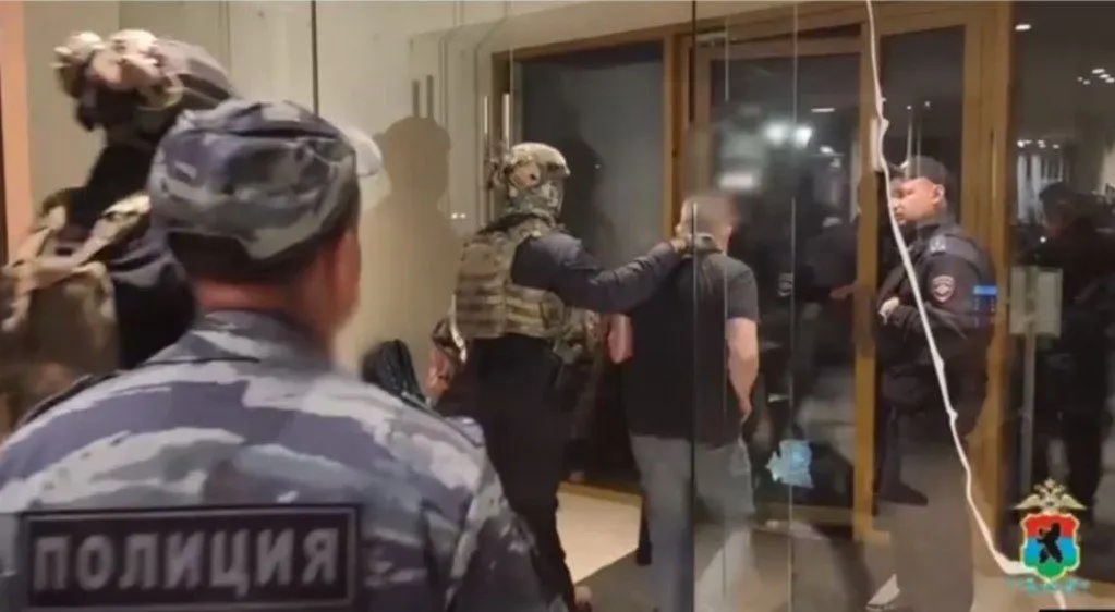Во время ночного рейда в клубе Neoma в Петрозаводске силовики выдали повестки нескольким мужчинам, занесли их данные в базы и заставили подписывать документы.