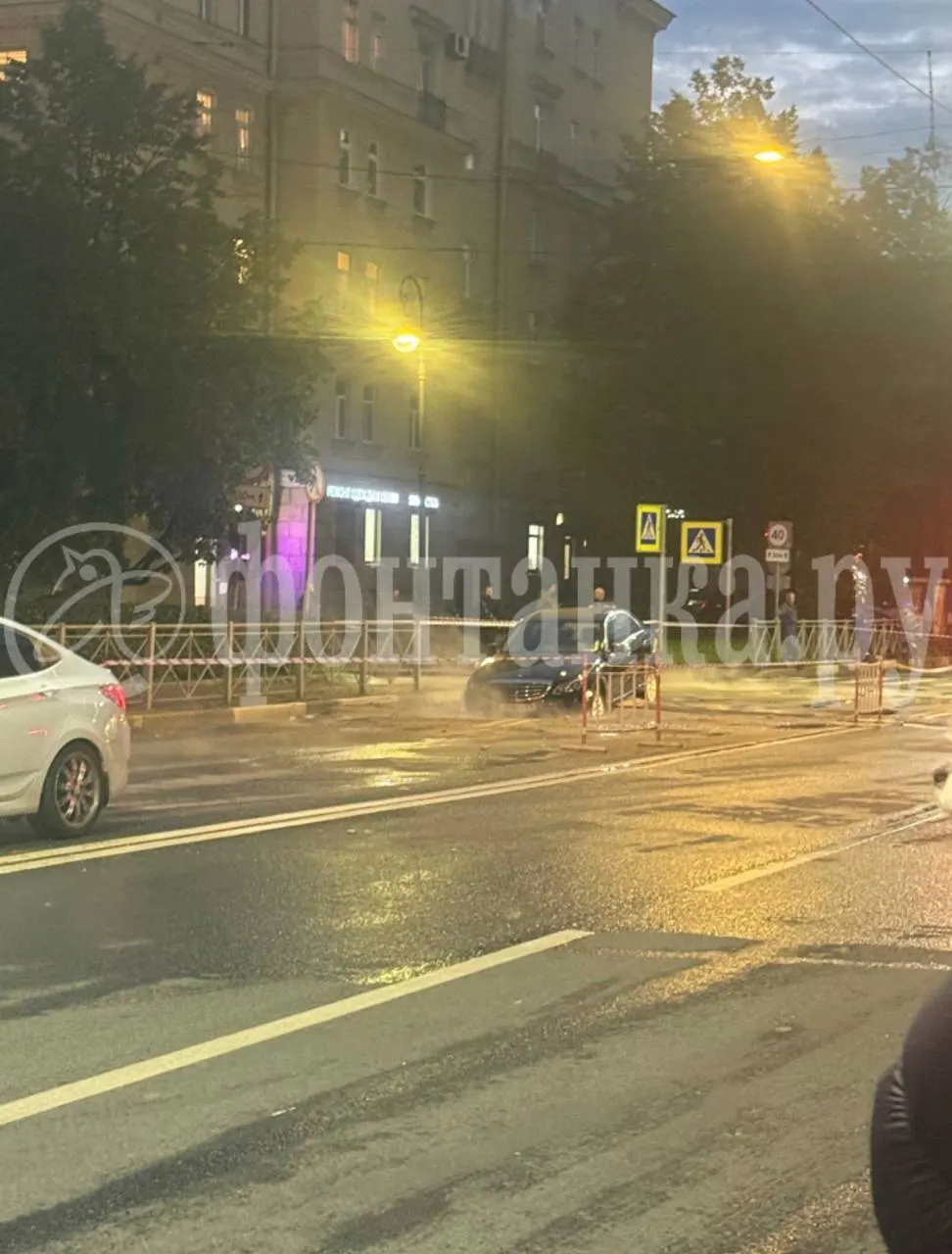На Московском проспекте Санкт-Петербурга автомобиль провалился под землю после прорыва трубы с кипятком; движение ограничено, место аварии локализовано.