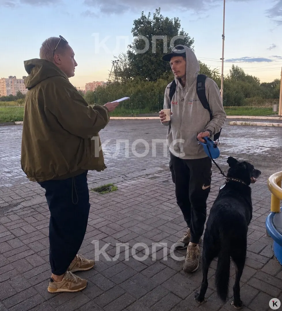 33-летний Максим живёт с верной собакой Арнольдом в Калининграде после развода и потери жилья; ищет работу, жильё и поддержку от местных жителей.