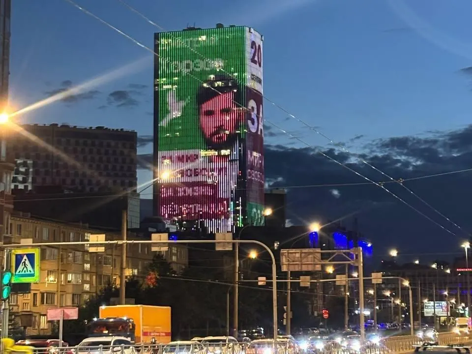 В Петербурге обсуждают кампанию и реакцию на неё: ограничения телеэфира, жалобы и судебные решения.
