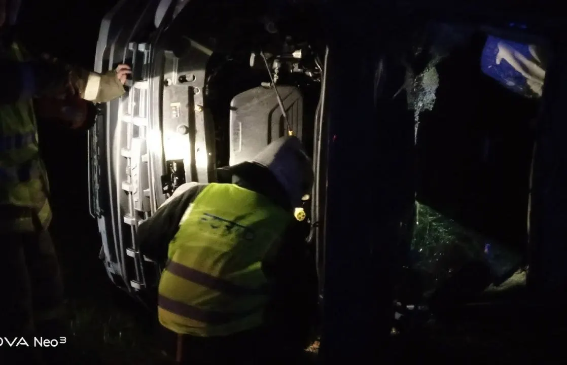 На трассе «Кола» в Пряжинском районе ночью произошло ДТП: пострадали два человека, в числе — 4-летний ребёнок. Малыша доставили в детскую больницу, отца — в больницу скорой помощи Петрозаводска.