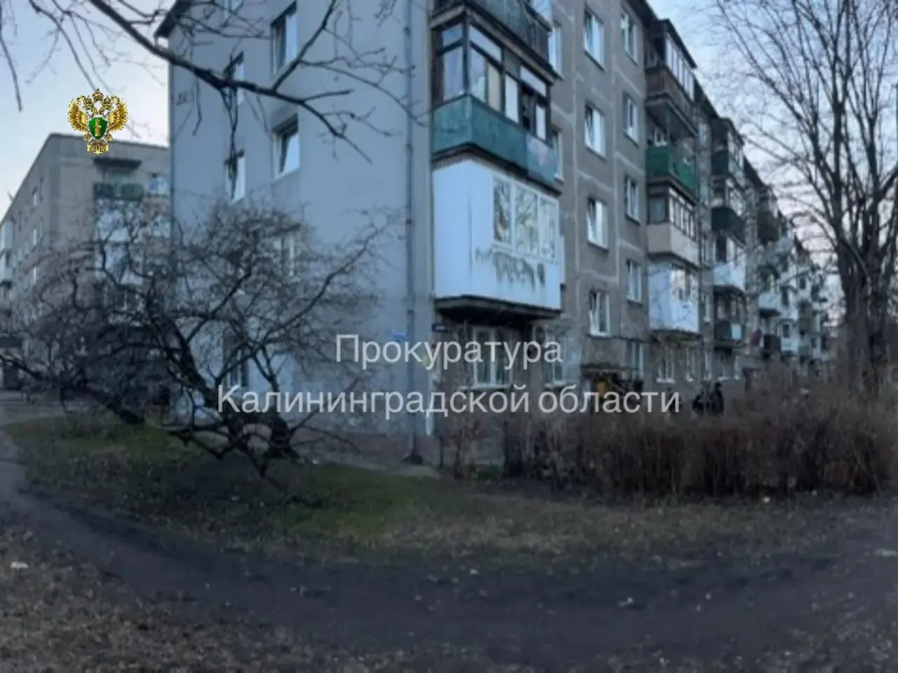 56-летний мужчина подозревается в убийстве знакомого после пьяной ссоры: жертва скончалась на лестничной площадке после того, как была нанесена рана.