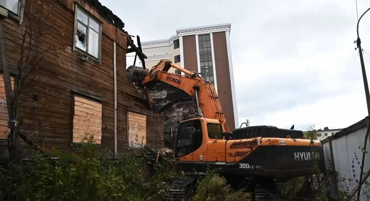 Две ветхие деревянные постройки в Мурманске: двухэтажка на Сполохах, 6 (1935 года постройки), и здание на Бондарной, 14 (1953 года).